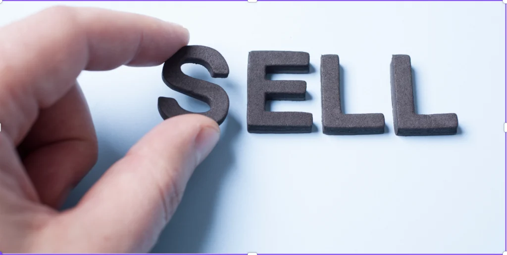 picture: a hand holding the word "sell' which represent the topic of social selling